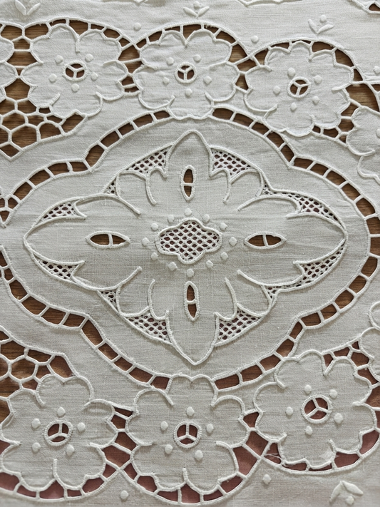 CENTRO ARREDO MISTO LINO BIANCO RICAMO INTAGLIO CM 35x70 (a31)