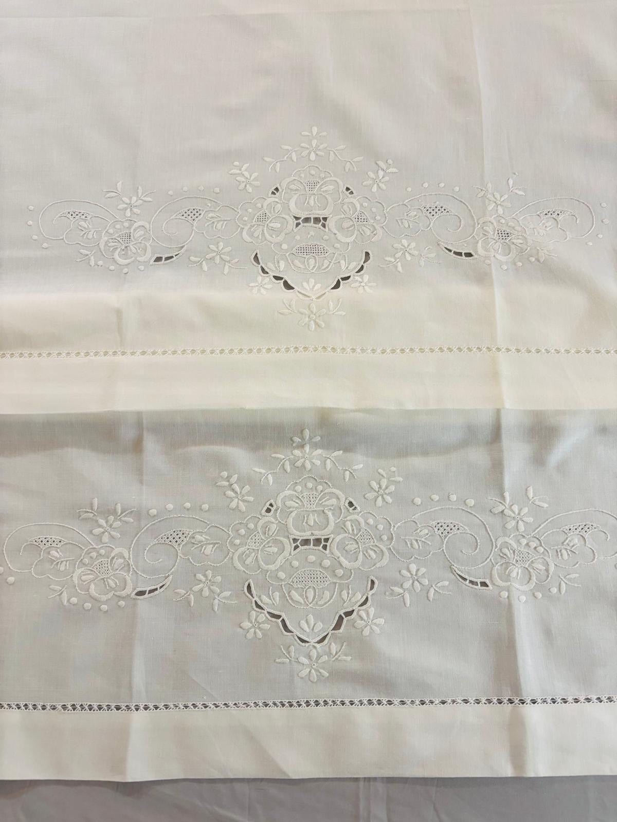 SET 2 ASCIUGAMANI RICAMO A MANO PUNTO PIENO E SFILATO MISTO LINO BIANCO