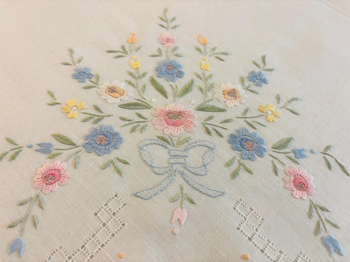 TOVAGLIA RETTANGOLARE PURO LINO BIANCO RICAMO A MANO PUNTO PIENO CM 160x280 (PV)