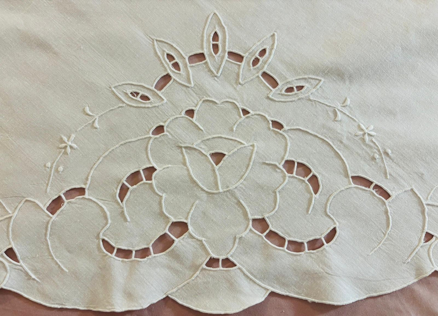 TOVAGLIA ROTONDA PURO COTONE BIANCO RICAMO A MANO INTAGLIO E PUNTO PIENO DIAMETRO CM 170 (F.V)