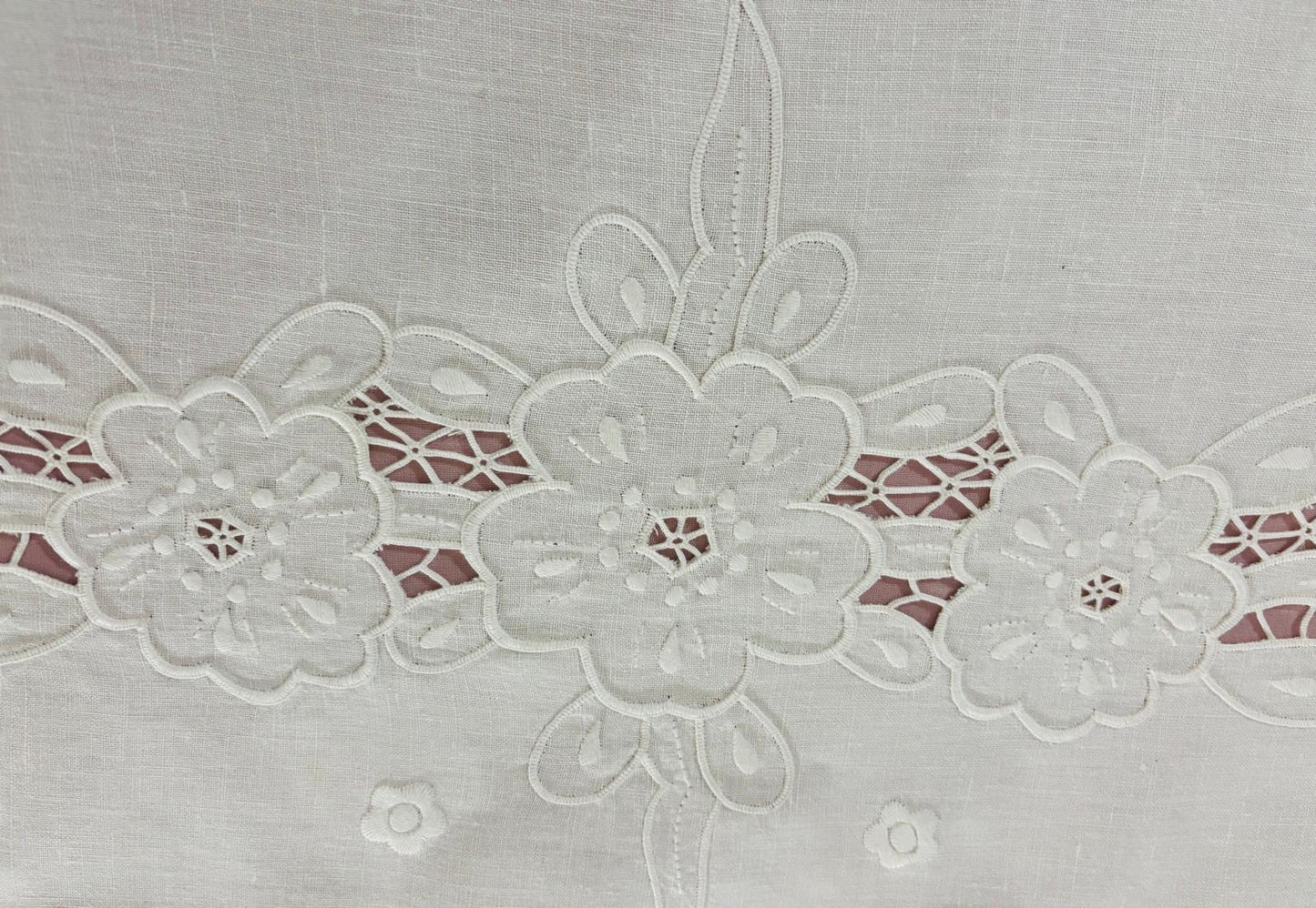 TOVAGLIA RETTANGOLARE PURO LINO BIANCO RICAMO A MANO PUNTO PIENO E INTAGLIO CM 170x260 (5P)
