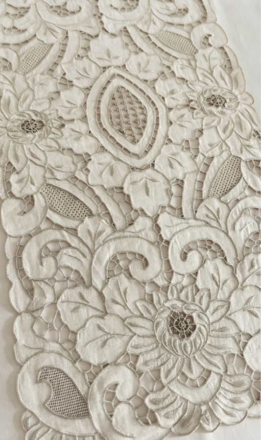 CENTRO ARREDO PURO LINO ECRU’ RICAMO INTAGLIO CM 36x70 ( regale )