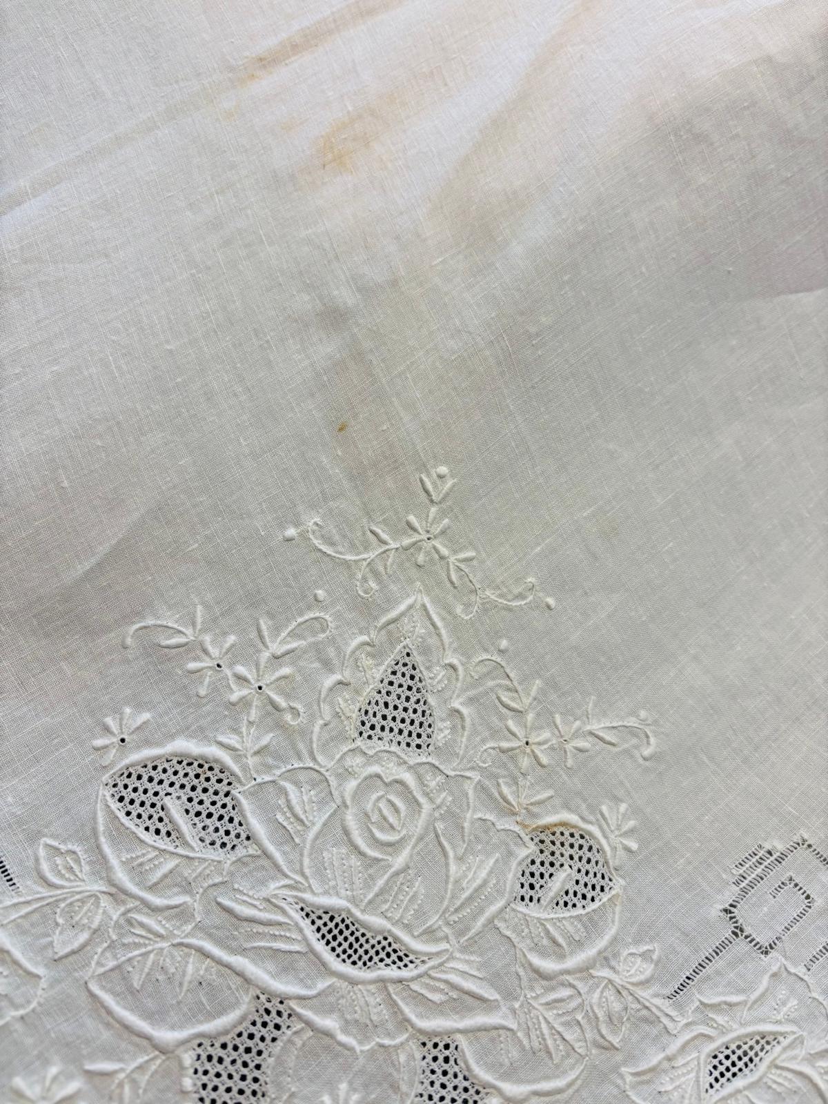TOVAGLIA RETTANGOLARE PURO LINO BIANCO RICAMO A MANO PUNTO PIENO E SFILATO CM 165x260 (7P)