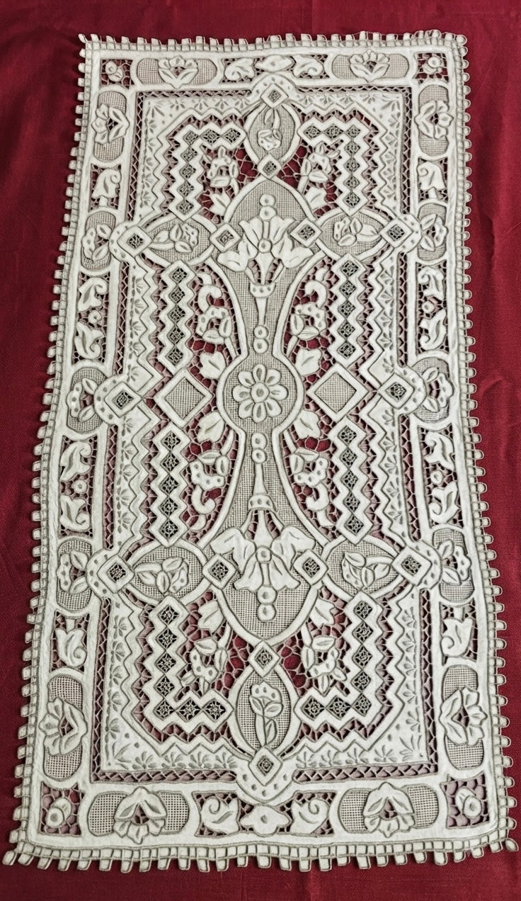 CENTRO ARREDO PURO LINO ECRU’ RICAMO INTAGLIO CM 36x70 ( barrette ).