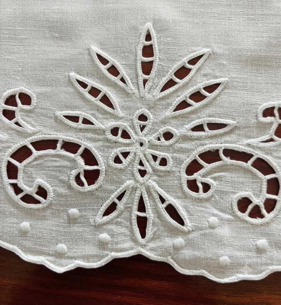 CENTRO ARREDO PURO LINO BIANCO RICAMO INTAGLIO CM 35x75 ( p.inglese )