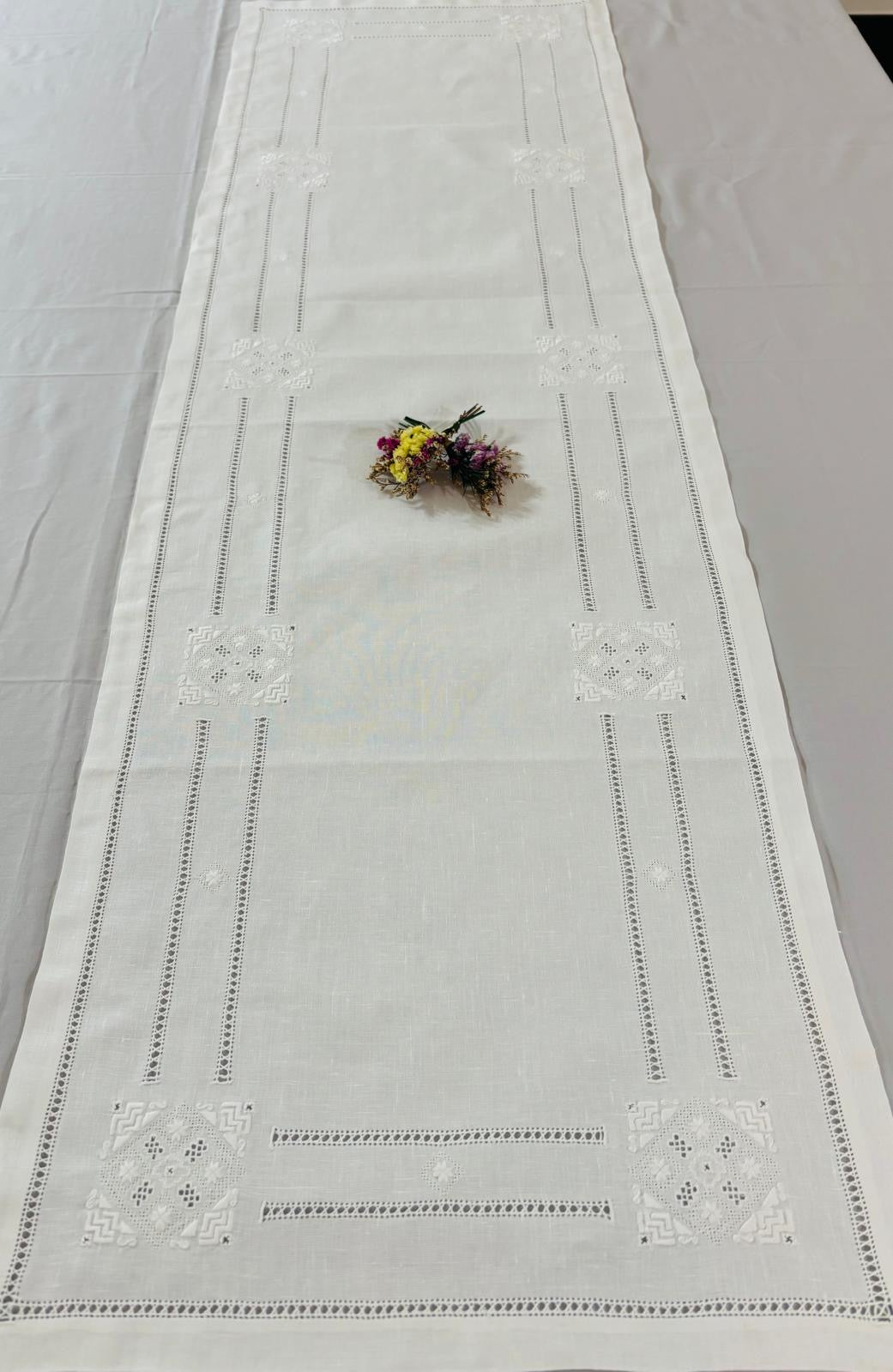 CENTRO ARREDO PURO LINO BIANCO RICAMO A MANO PUNTO ANTICO CM 41x132 (VT)