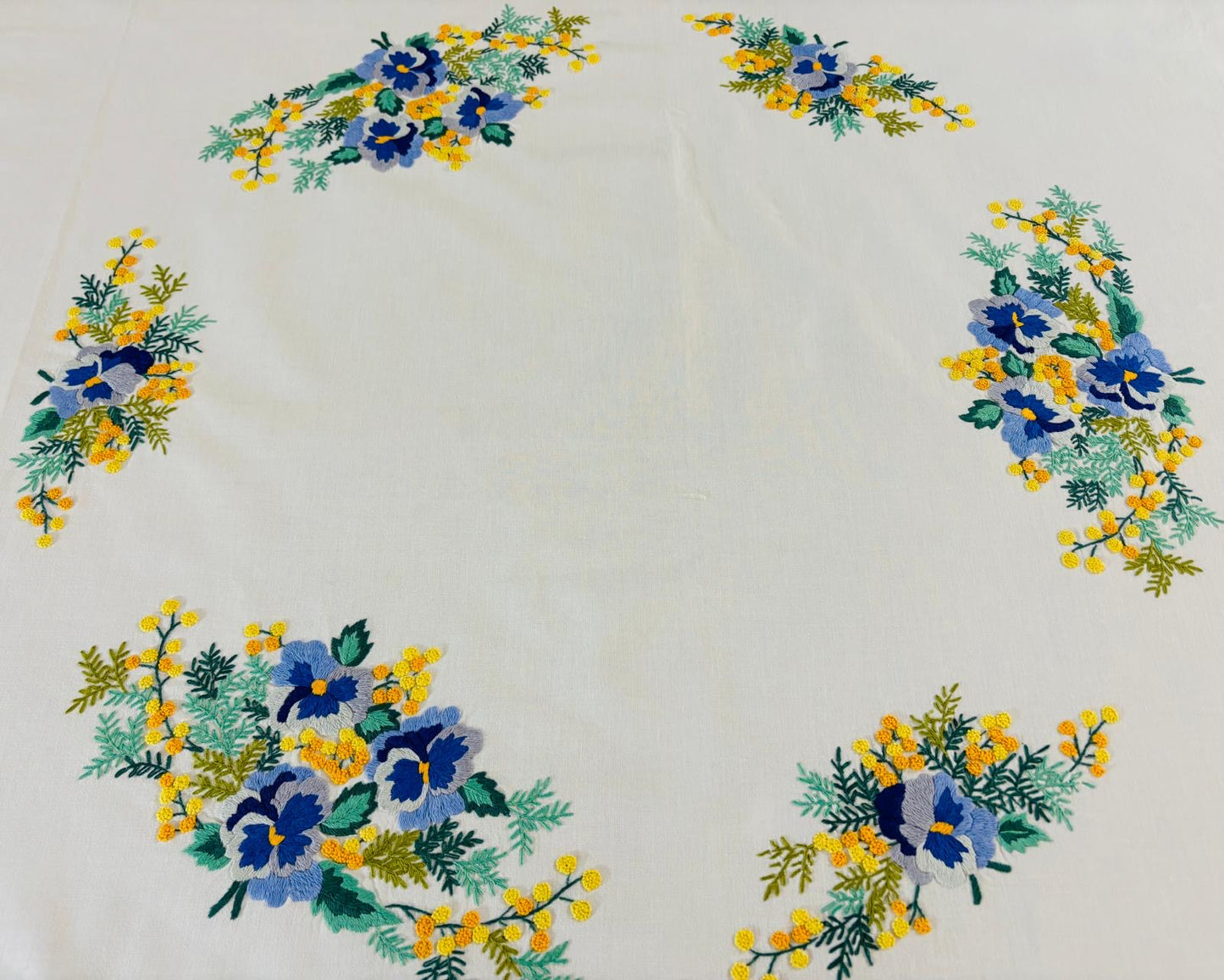 TOVAGLIA ROTONDA COTONE MERCERIZZATO BIANCO RICAMO A MANO PUNTO PIENO DIAMETRO CM 175