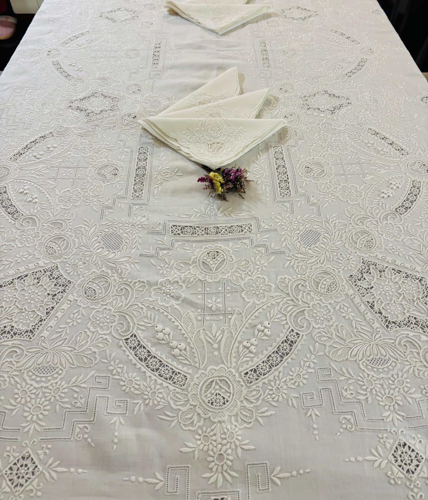 TOVAGLIA RETTANGOLARE PURO LINO BIANCO RICAMO A MANO PUNTO PIENO E INTAGLIO CM 165x257
( BR)