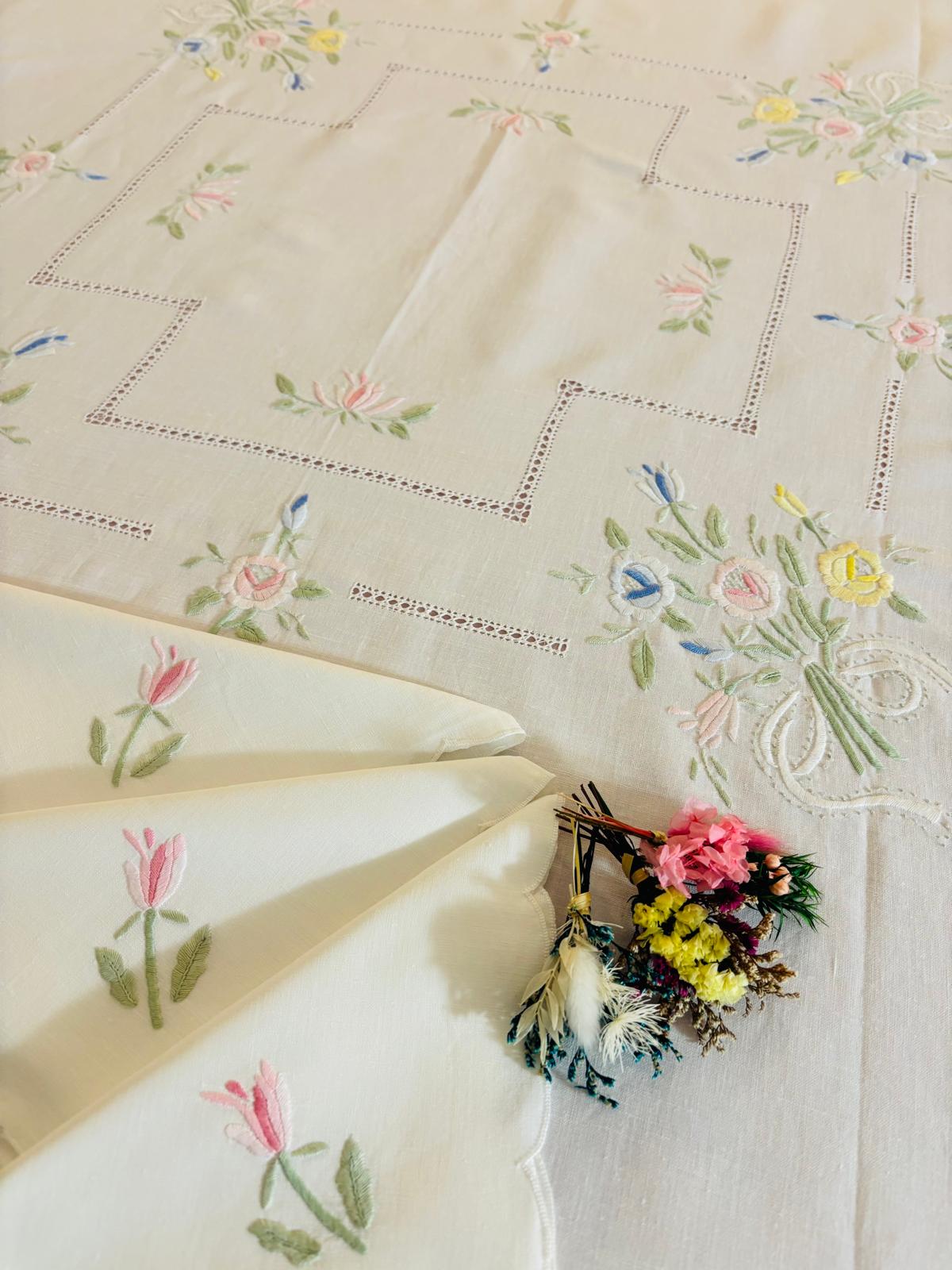 TOVAGLIA ROTONDA MISTO LINO E COTONE BIANCO RICAMO A MANO PUNTO PIENO DIAMETRO CM 175 (FG)