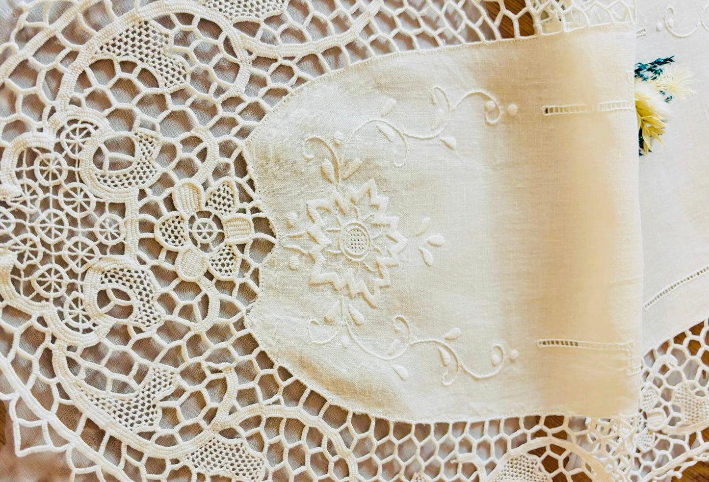 CHEMIN DE TABLE OVALE PUR LIN BRODERIE MAIN POINT PLEIN ET DENTELLE DE CANTÙ CM 35x128