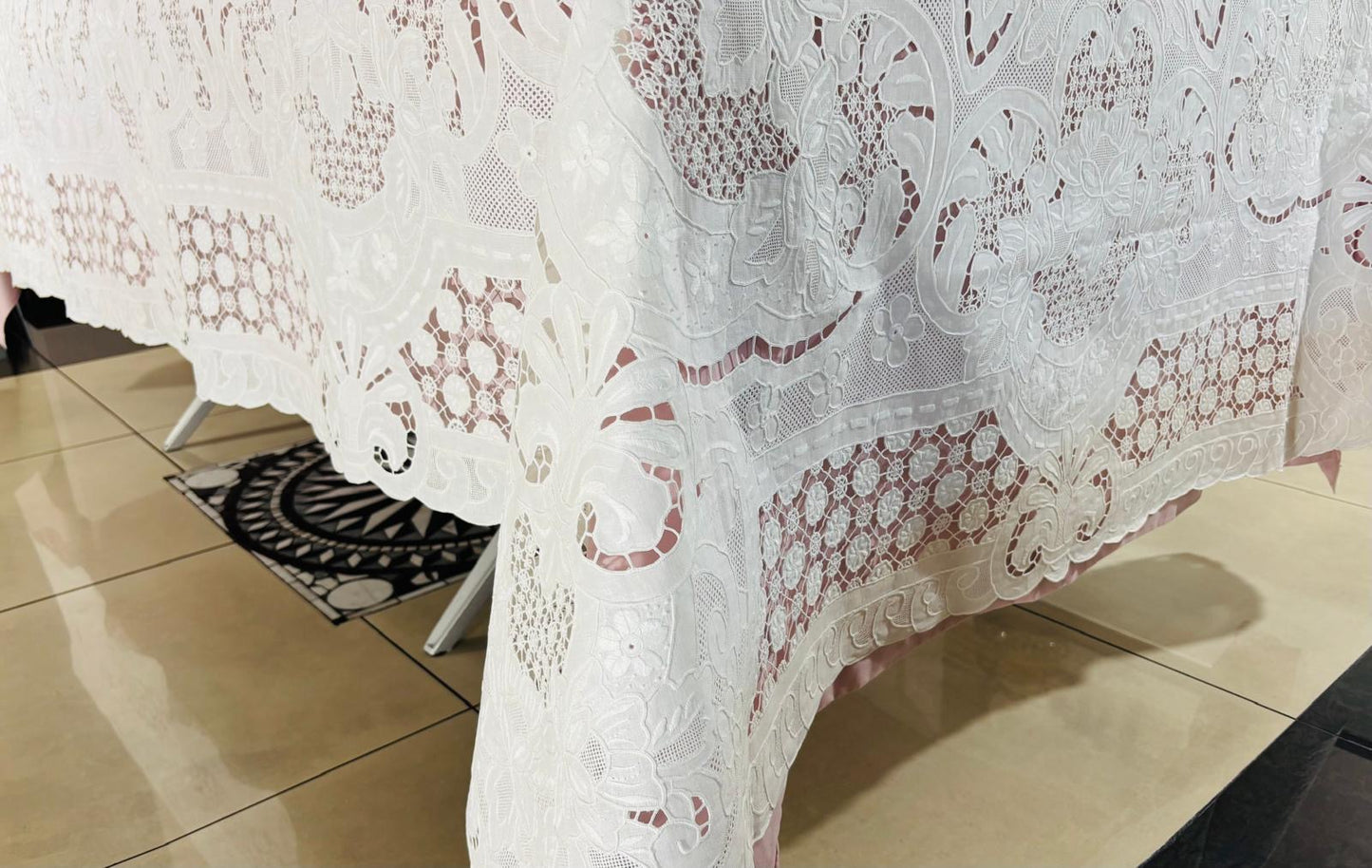 TOVAGLIA RETTANGOLARE PURO LINO BIANCO RICAMO A MANO PUNTO PIENO E INTAGLIO CM 167x265 (G.P)