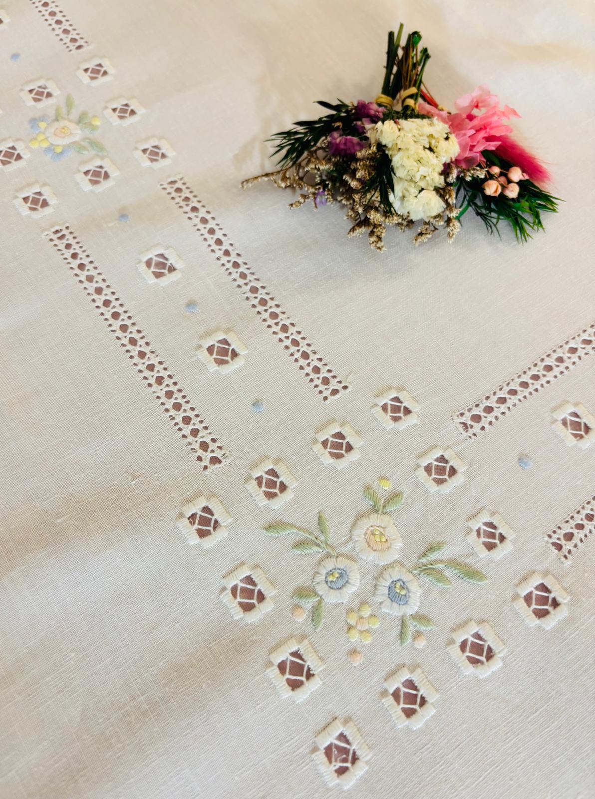 TOVAGLIA ROTONDA MISTO LINO E COTONE BIANCO RICAMO A MANO PUNTO PIENO DIAMETRO CM 175 (FP)
