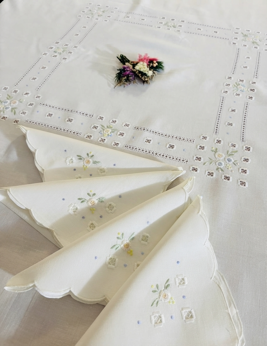 TOVAGLIA ROTONDA MISTO LINO E COTONE BIANCO RICAMO A MANO PUNTO PIENO DIAMETRO CM 175 (FP)