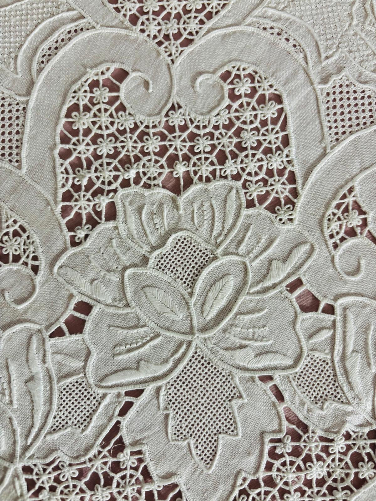 TOVAGLIA RETTANGOLARE PURO LINO BIANCO RICAMO A MANO PUNTO PIENO E INTAGLIO CM 167x265 (G.P)