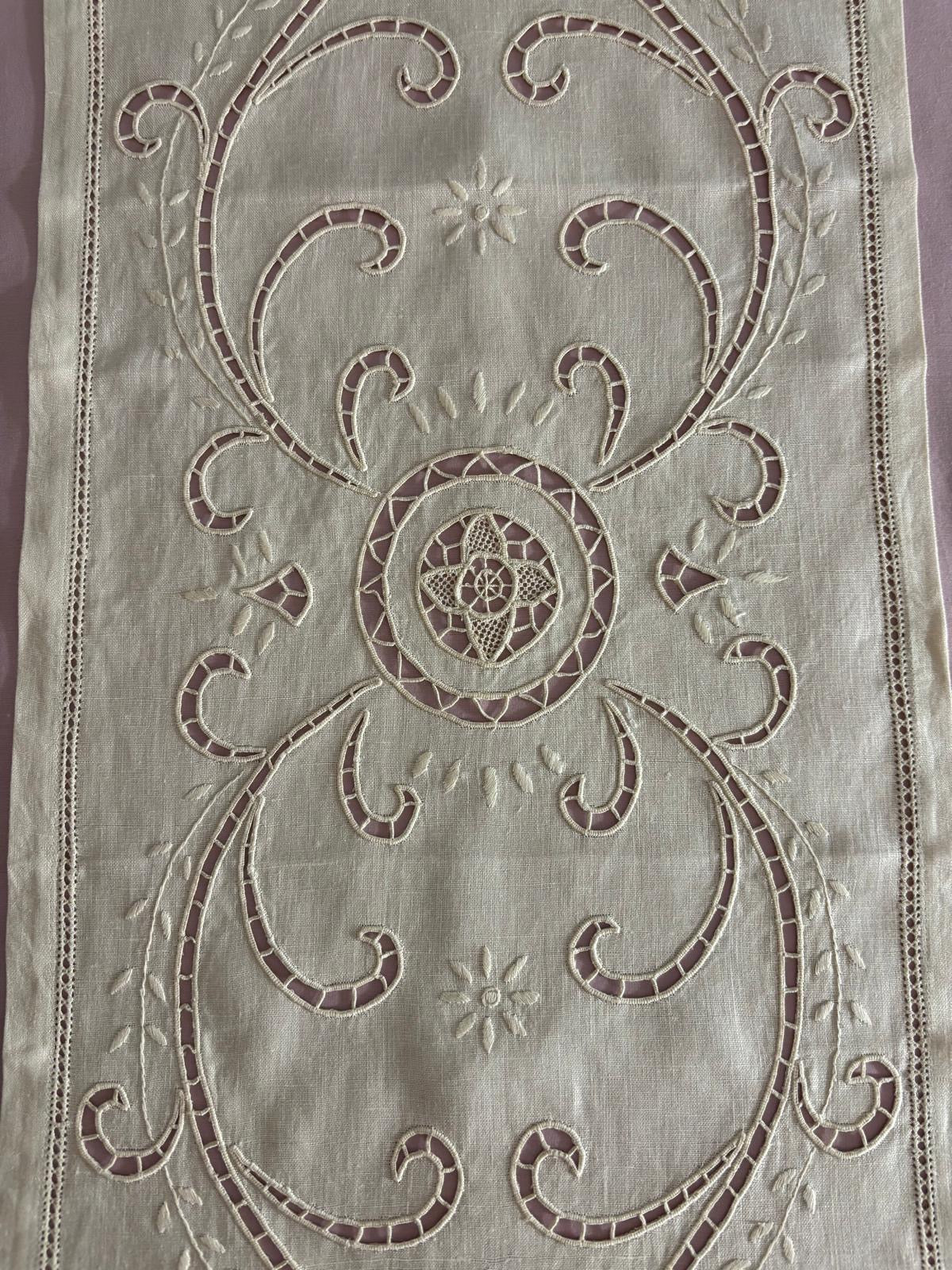 CENTRO TAVOLA PURO LINO ECRU’ RICAMO INTAGLIO CM 40x90 ( a18bisanzio )