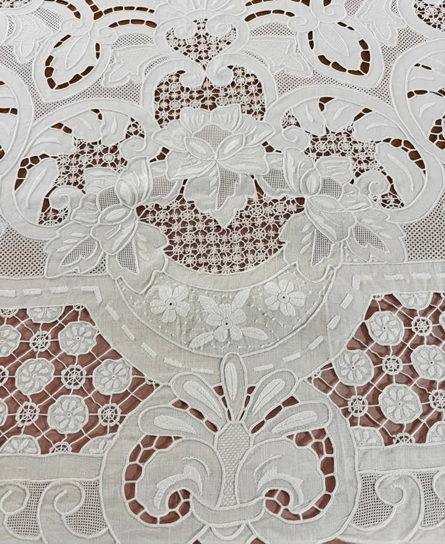 TOVAGLIA RETTANGOLARE PURO LINO BIANCO RICAMO A MANO PUNTO PIENO E INTAGLIO CM 167x265 (@.granpranzo)