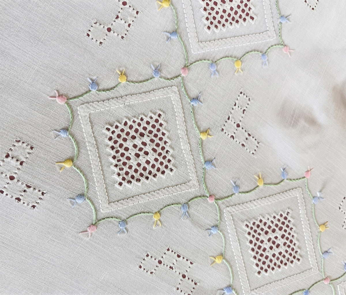 TOVAGLIA RETTANGOLARE MISTO LINO E COTONE BIANCO RICAMO A MANO PUNTO ERBA CM 160x260. (@.VS270)