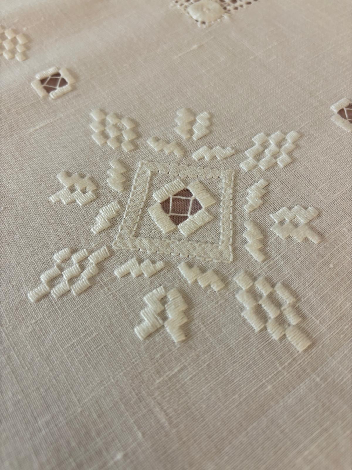 TOVAGLIA ROTONDA MISTO LINO E COTONE BIANCO RICAMO A MANO GEOMETRICO PUNTO PIENO DIAMETRO CM 170