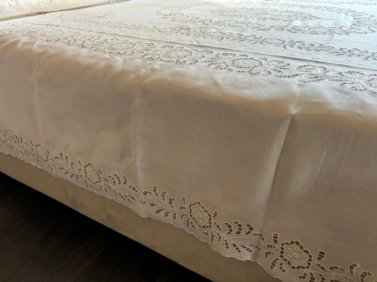 COPRILETTO PURO LINO BIANCO RICAMO A MANO INTANTO CM 235x270