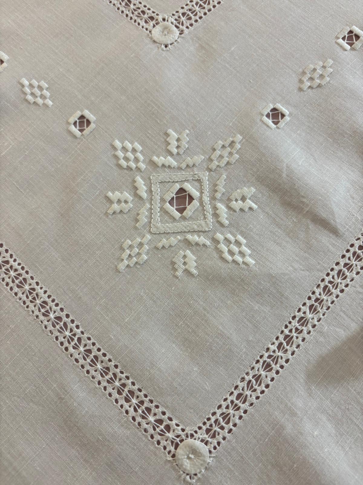 TOVAGLIA ROTONDA MISTO LINO E COTONE BIANCO RICAMO A MANO GEOMETRICO PUNTO PIENO DIAMETRO CM 170