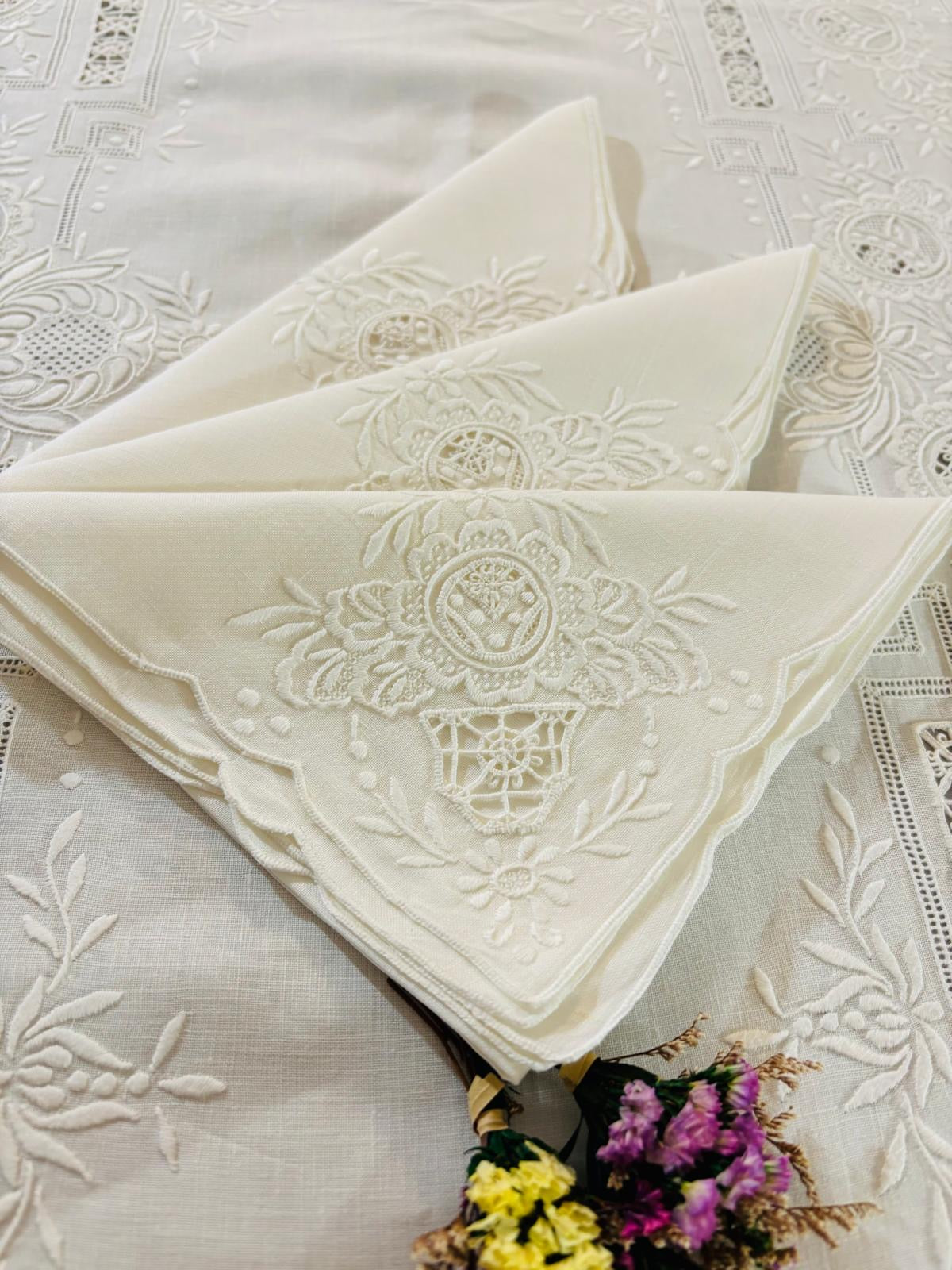 TOVAGLIA RETTANGOLARE PURO LINO BIANCO RICAMO A MANO PUNTO PIENO E INTAGLIO CM 165x257
( BR)