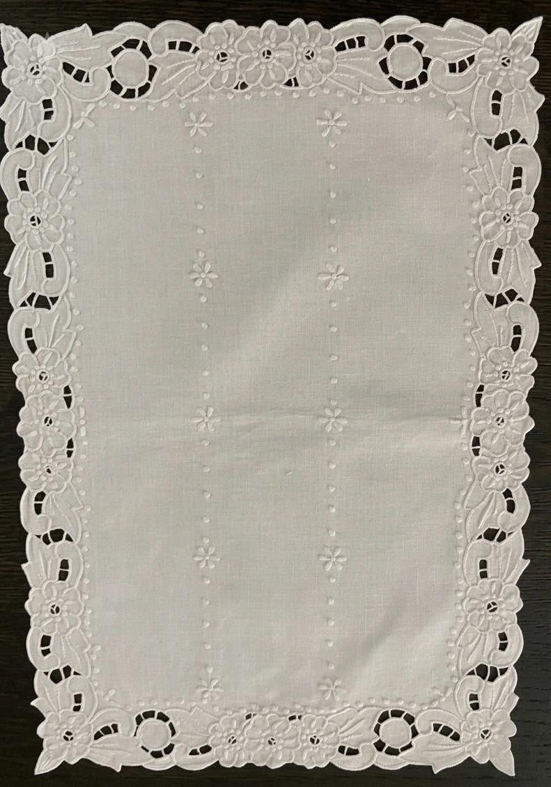 SET 4 SOTTOPIATTI / TOVAGLIETTE PURO LINO BIANCO RICAMO A MANO CM 35x50