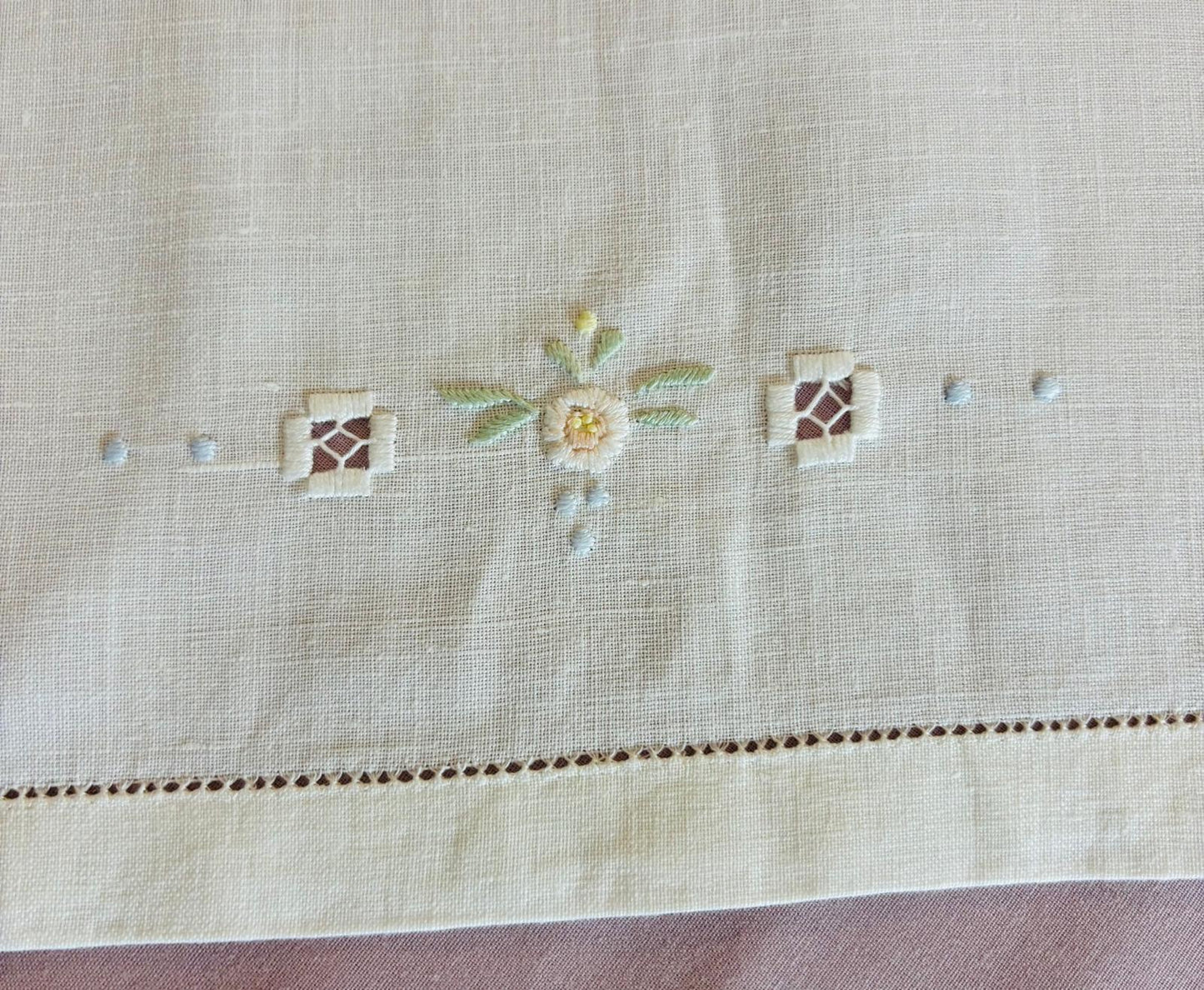 TOVAGLIETTA DA THE’ CM 82x82 VINTAGE MISTO LINO E COTONE BIANCO RICAMO A MANO PUNTO PIENO ( SPP)