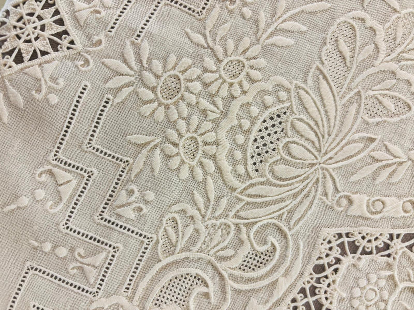 TOVAGLIA RETTANGOLARE PURO LINO BIANCO RICAMO A MANO PUNTO PIENO E INTAGLIO CM 165x257
( BR)