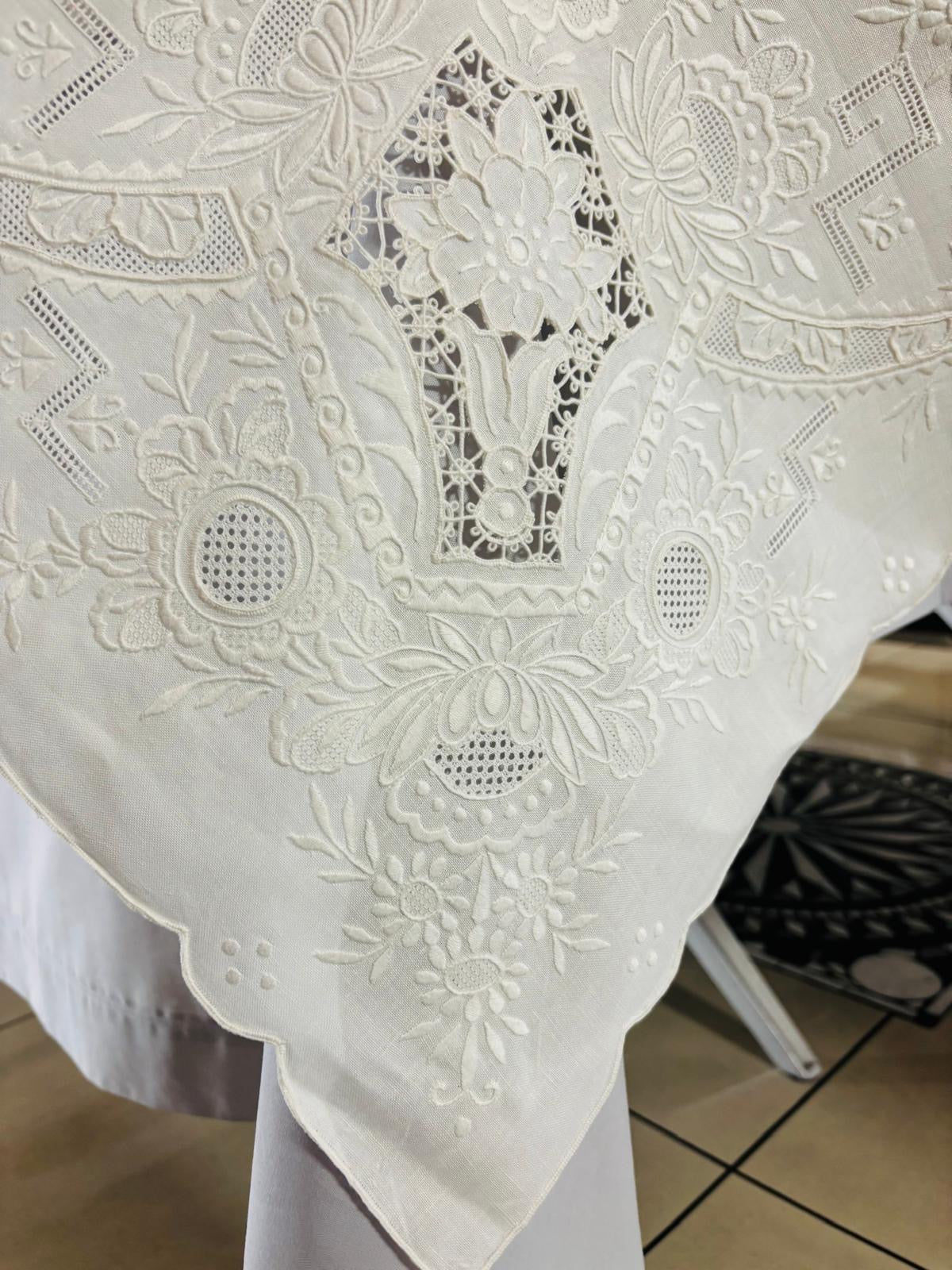 TOVAGLIA RETTANGOLARE PURO LINO BIANCO RICAMO A MANO PUNTO PIENO E INTAGLIO CM 165x257
( BR)