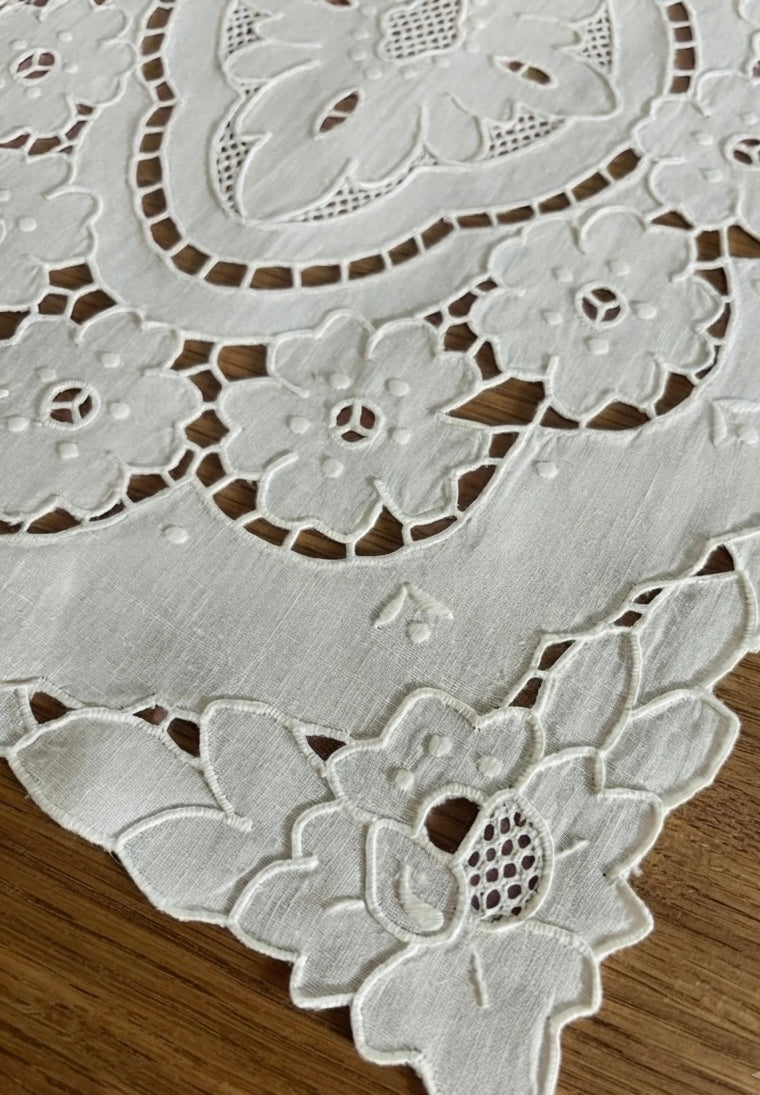 CENTRO ARREDO MISTO LINO BIANCO RICAMO INTAGLIO CM 35x70 (a31)