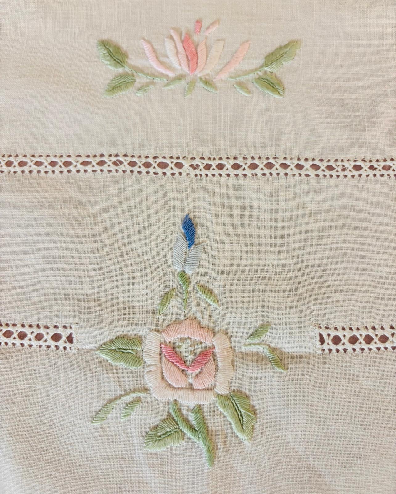 TOVAGLIA ROTONDA MISTO LINO E COTONE BIANCO RICAMO A MANO PUNTO PIENO DIAMETRO CM 175 (FG)