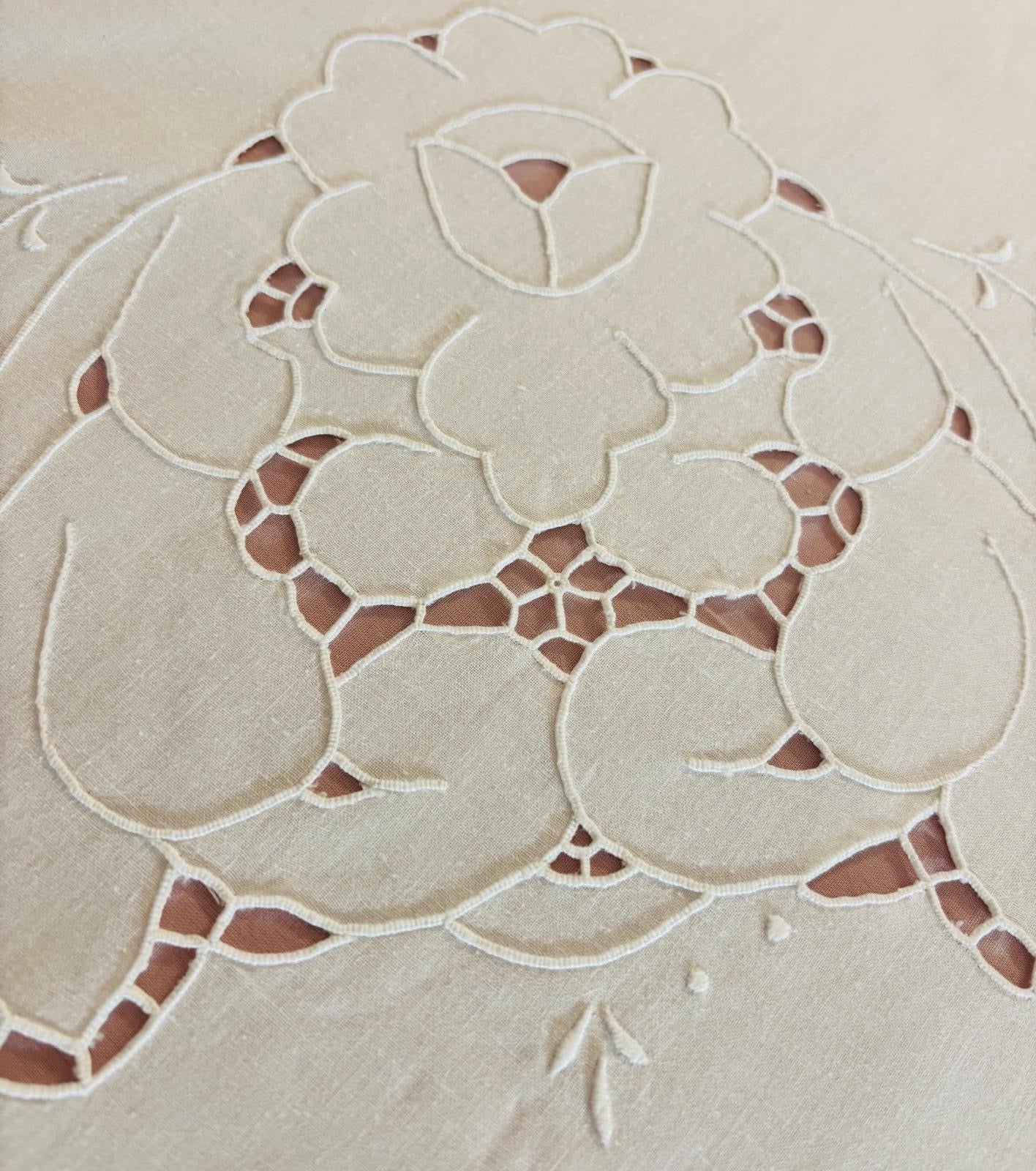 TOVAGLIA ROTONDA PURO COTONE BIANCO RICAMO A MANO INTAGLIO E PUNTO PIENO DIAMETRO CM 170 (F.V)