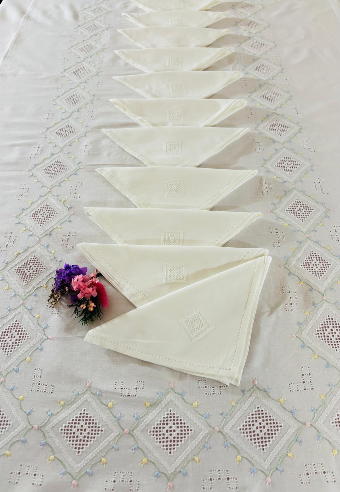TOVAGLIA RETTANGOLARE MISTO LINO E COTONE BIANCO RICAMO A MANO PUNTO ERBA CM 160x260. (VS27)