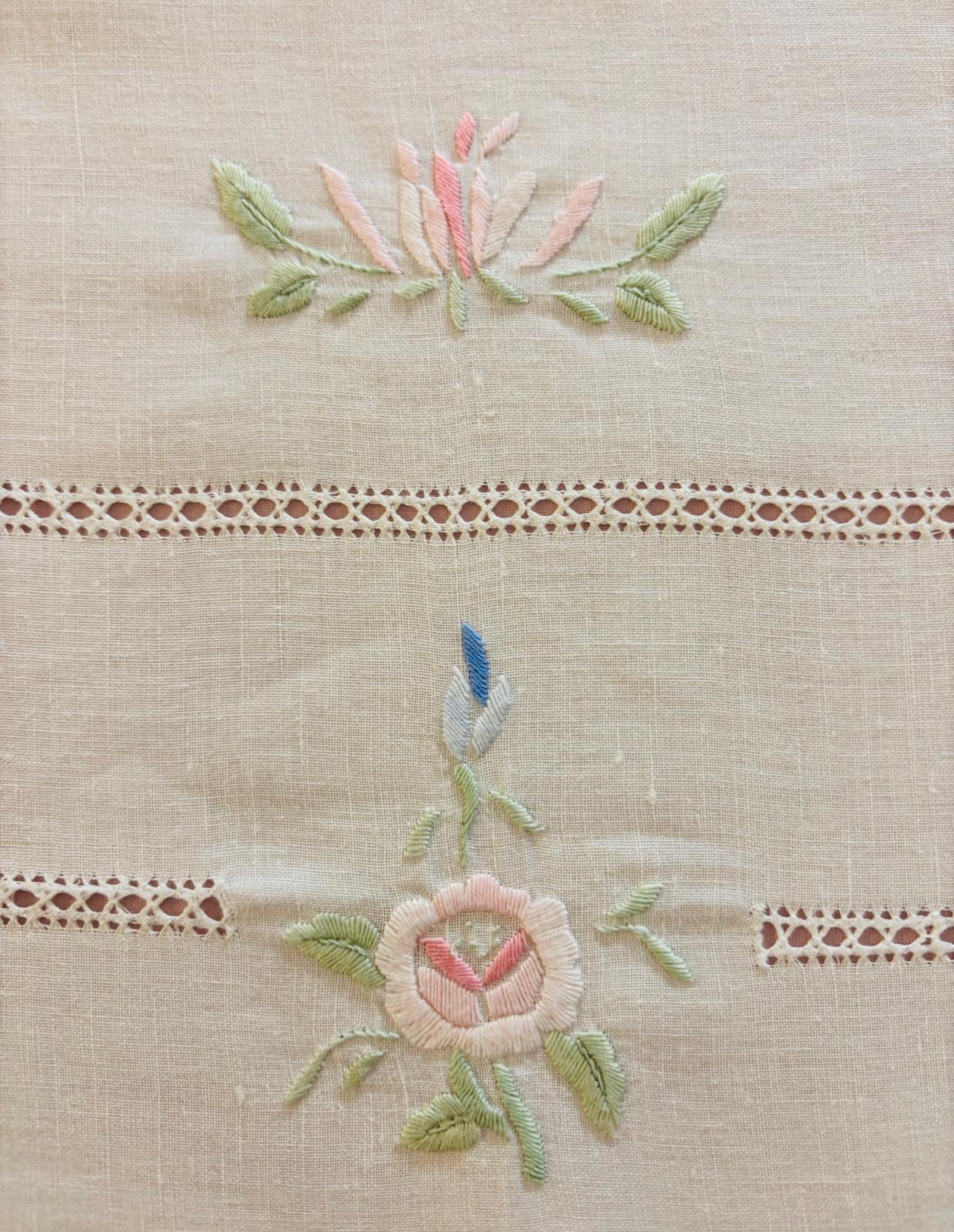 TOVAGLIA ROTONDA MISTO LINO E COTONE BIANCO RICAMO A MANO PUNTO PIENO DIAMETRO CM 175 (FG)