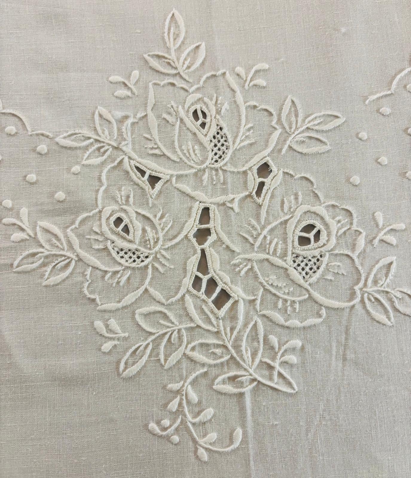 TOVAGLIA RETTANGOLARE PURO LINO BIANCO RICAMO A MANO PUNTO PIENO E INTAGLIO CM 170x265 (RS)
