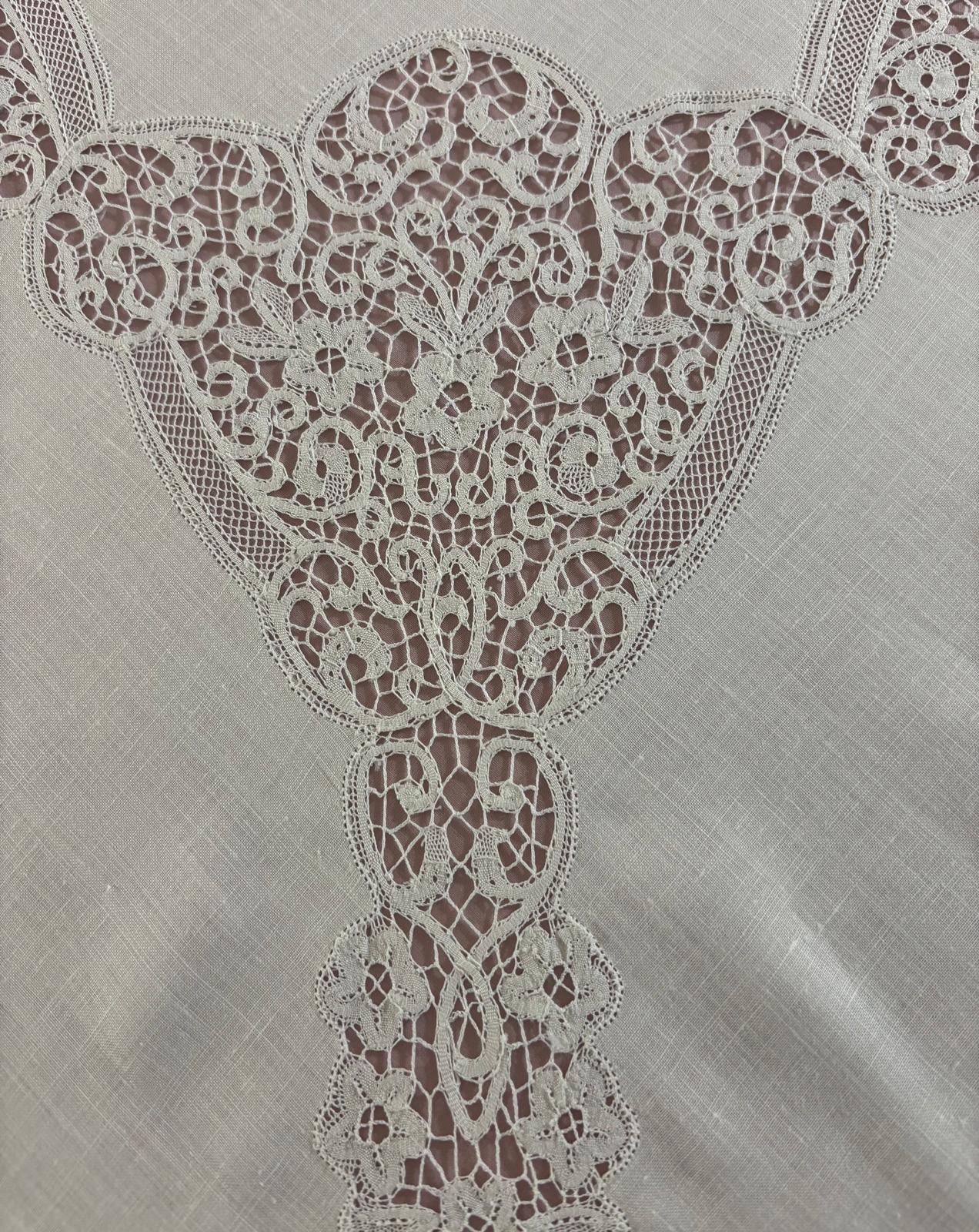 TOVAGLIA QUADRATA PURO LINO BIANCO RICAMO A MANO E PIZZO BURANO CM 170x170  (BQ)