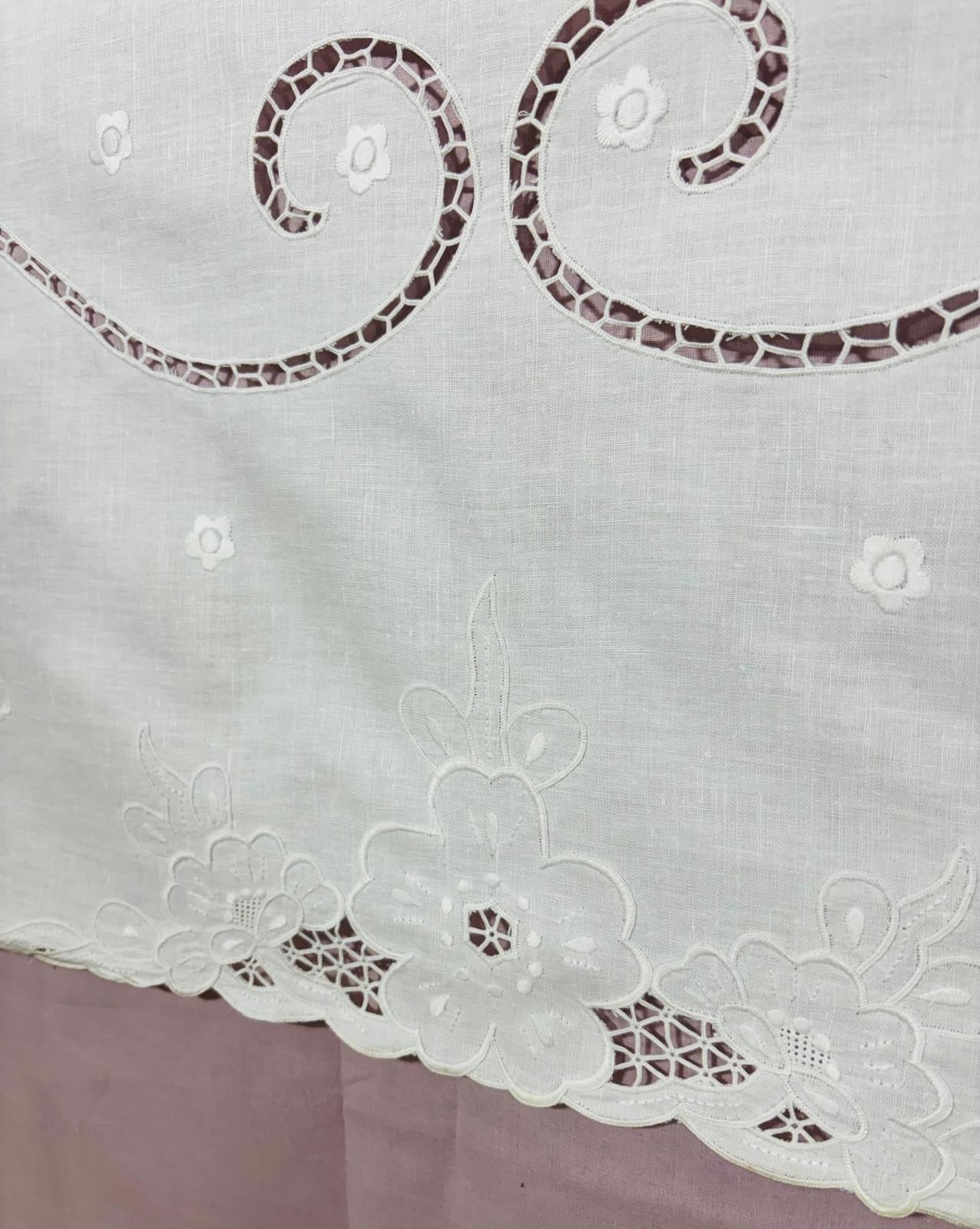 TOVAGLIA RETTANGOLARE PURO LINO BIANCO RICAMO A MANO PUNTO PIENO E INTAGLIO CM 170x260 (5P)