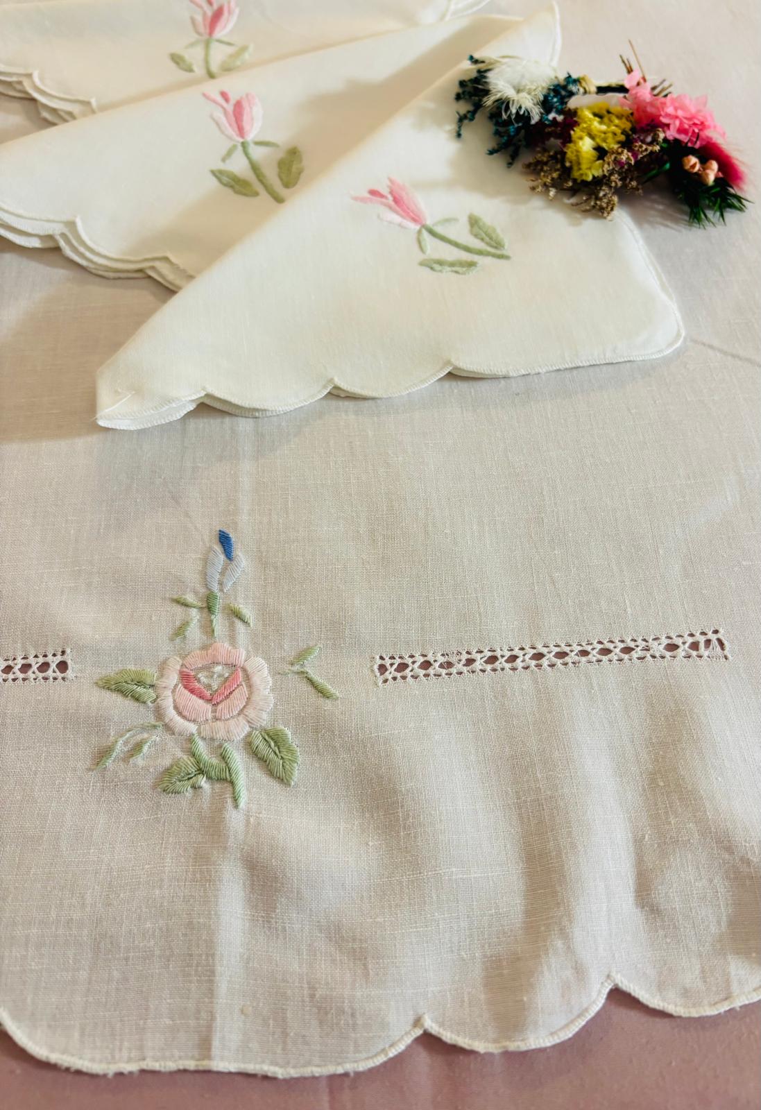 TOVAGLIA ROTONDA MISTO LINO E COTONE BIANCO RICAMO A MANO PUNTO PIENO DIAMETRO CM 175 (FG)