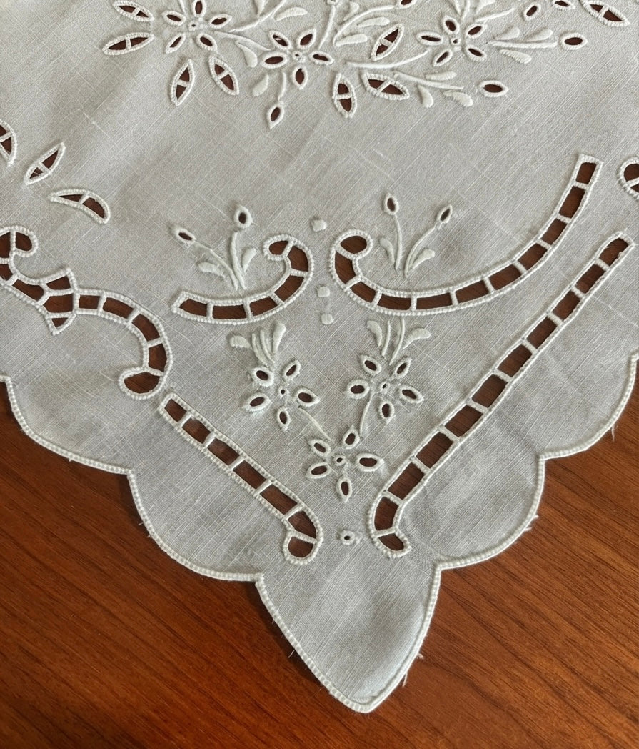 CENTRO TAVOLA PURO LINO BIANCO RICAMO INTAGLIO CM 40x110 
( a.macD2 )