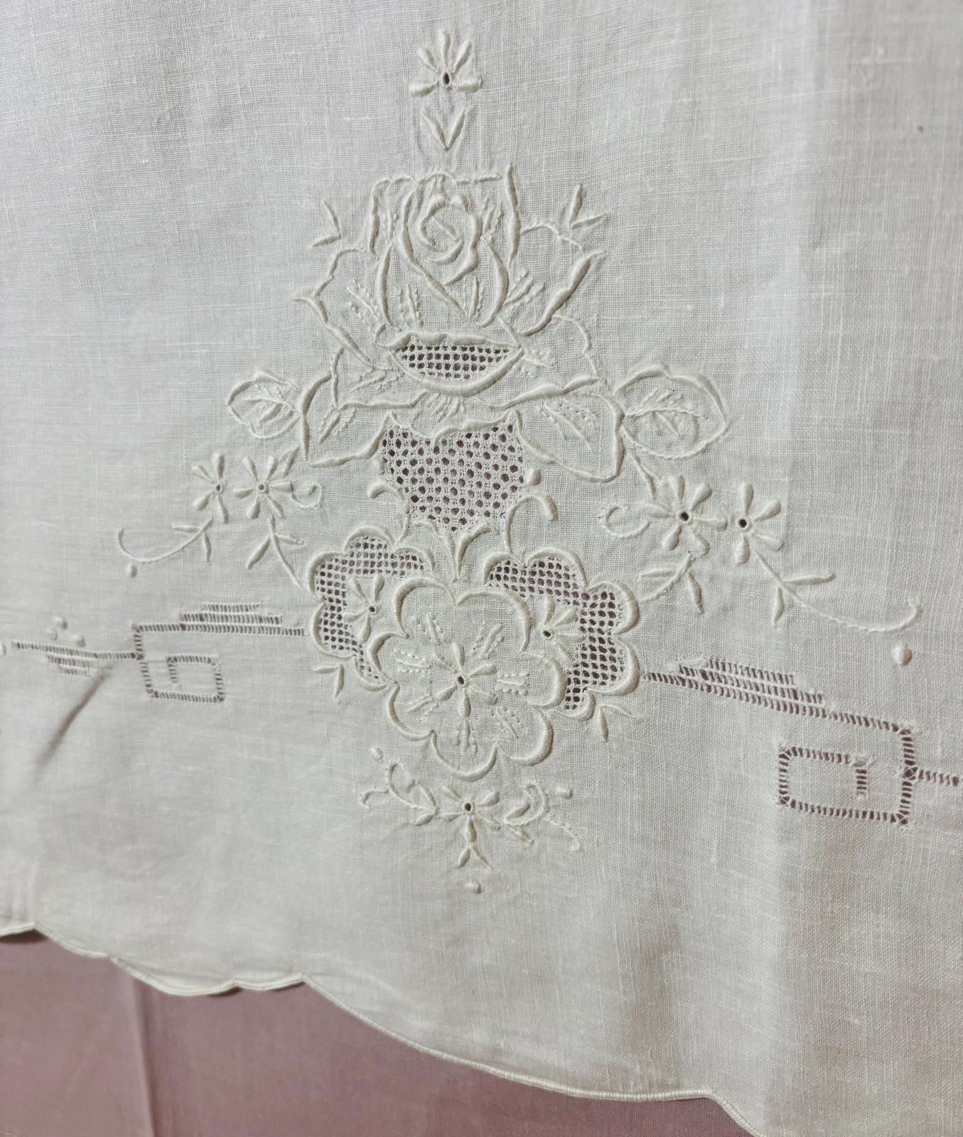 TOVAGLIA RETTANGOLARE PURO LINO BIANCO RICAMO A MANO PUNTO PIENO E SFILATO CM 165x260 (7P)