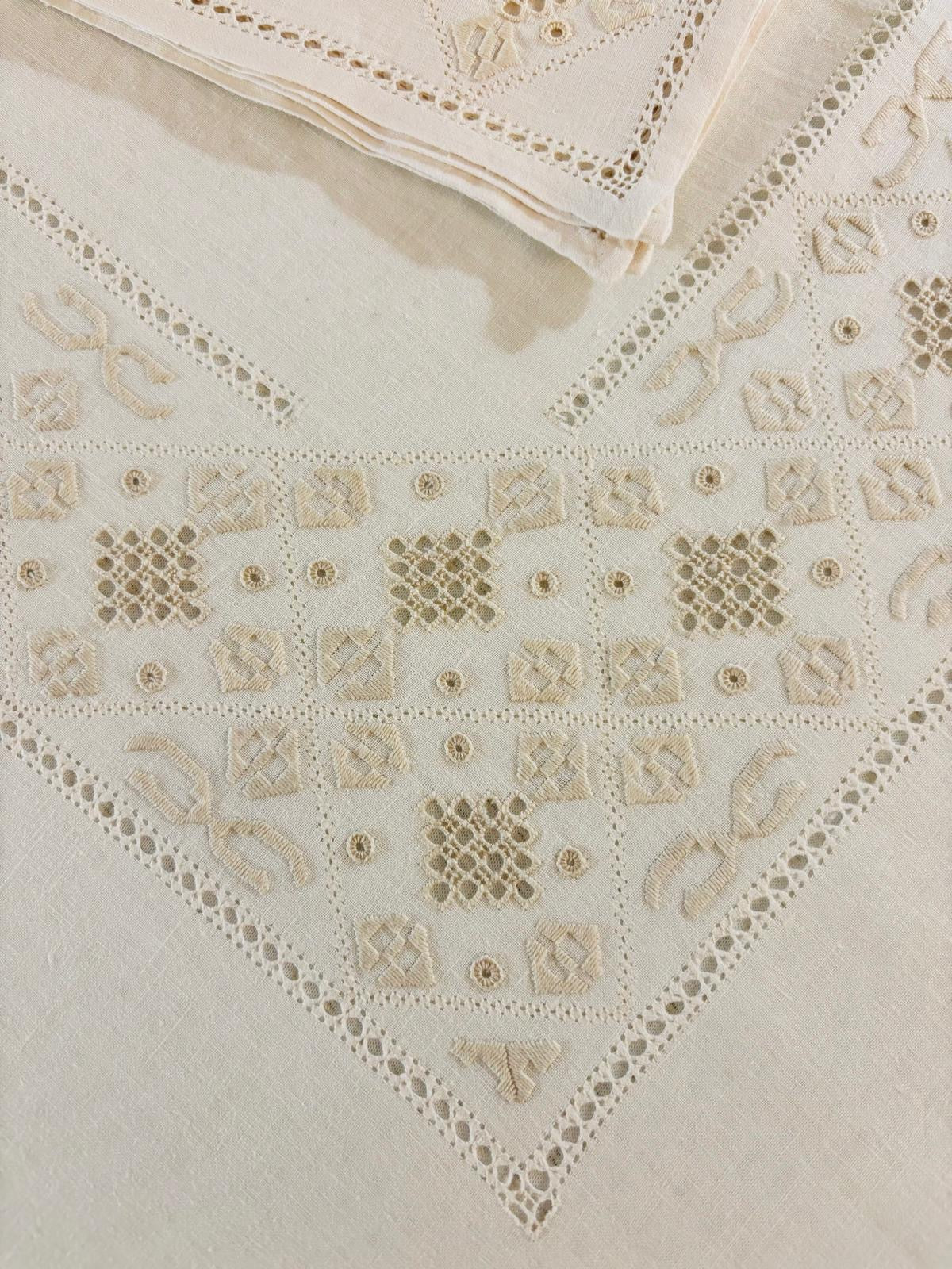 TOVAGLIA RETTANGOLARE PURO LINO ECRU ‘ RICAMO A MANO PUNTO ANTICO CM 170x265