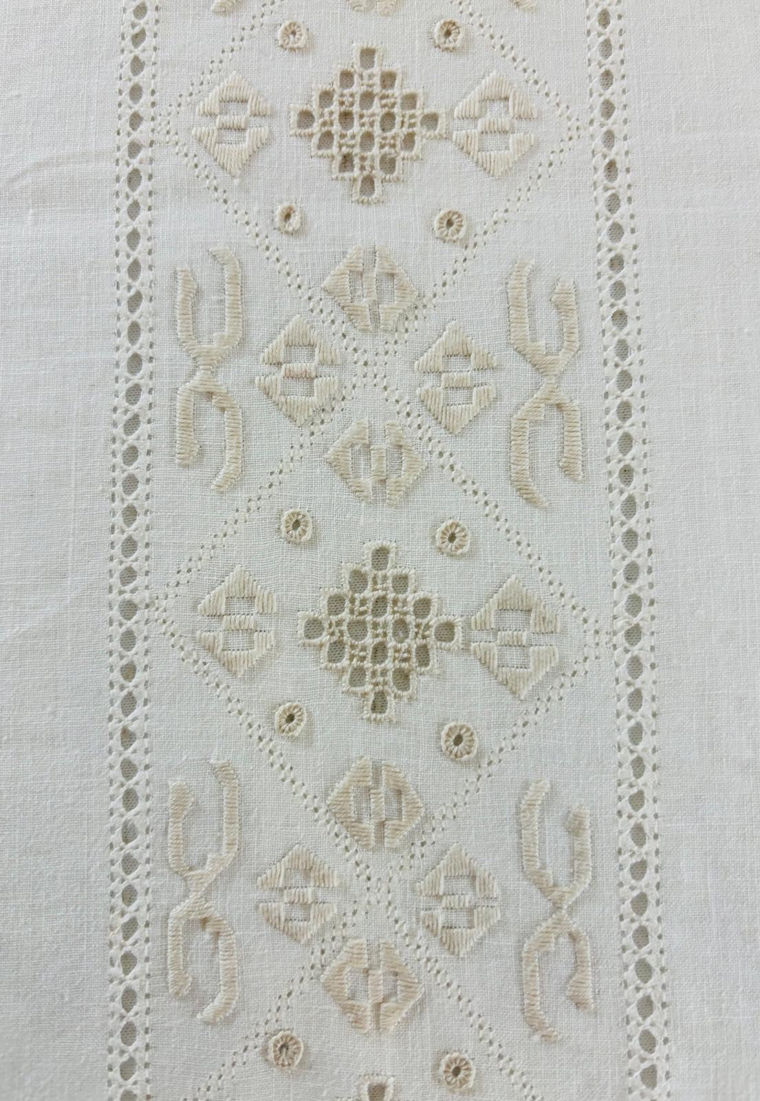 TOVAGLIA RETTANGOLARE PURO LINO ECRU ‘ RICAMO A MANO PUNTO ANTICO CM 170x265