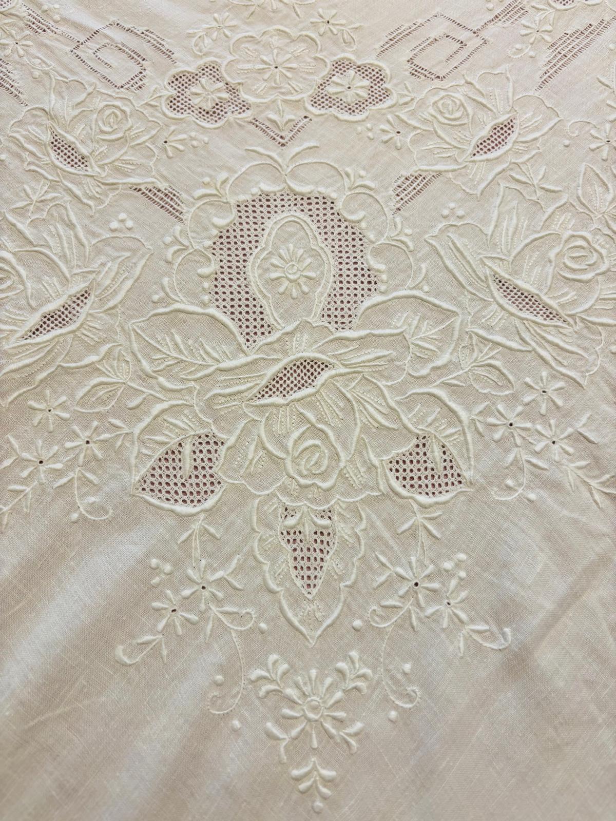 TOVAGLIA RETTANGOLARE PURO LINO BIANCO RICAMO A MANO PUNTO PIENO E SFILATO CM 165x260 (7P)