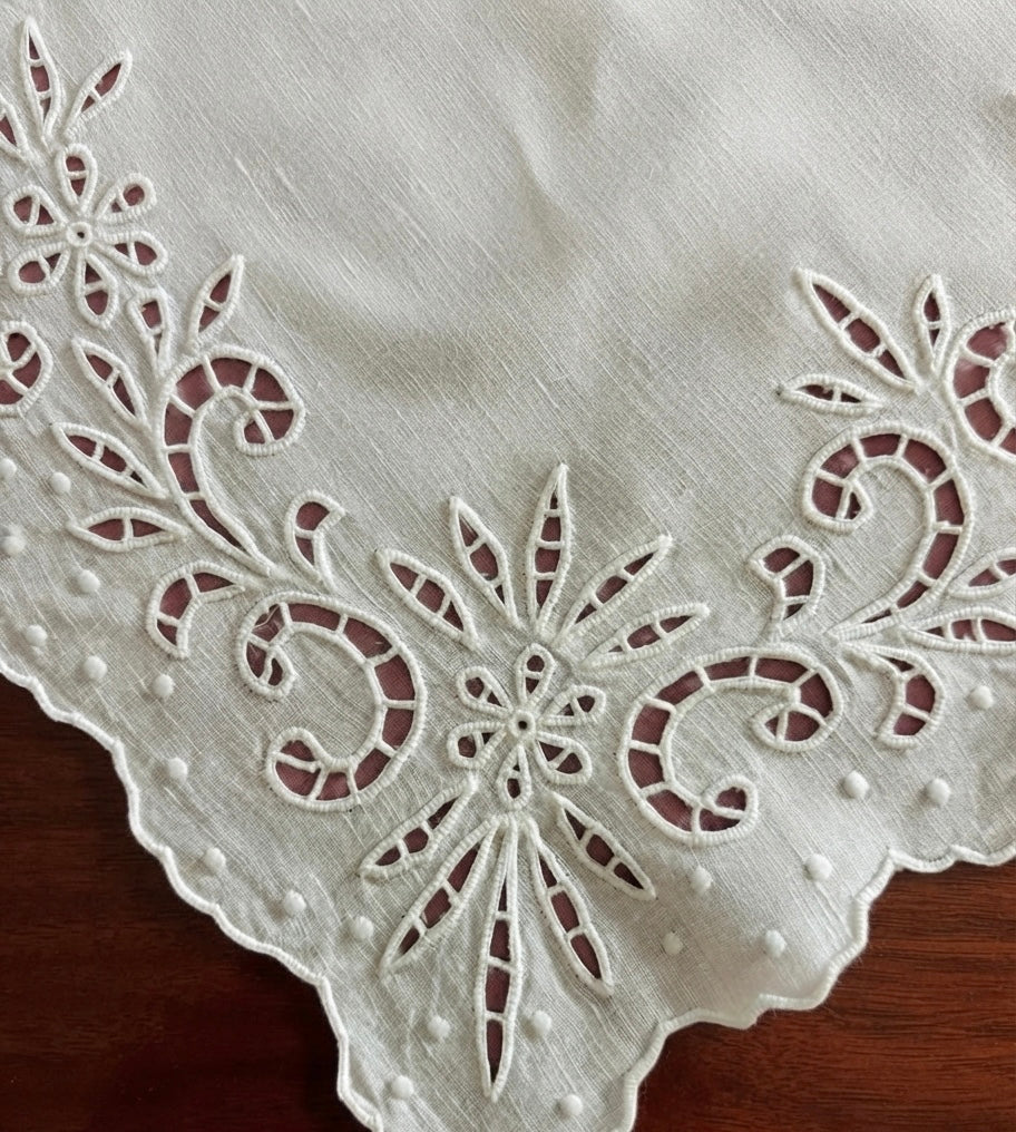 CENTRO ARREDO PURO LINO BIANCO RICAMO INTAGLIO CM 35x75 ( p.inglese )