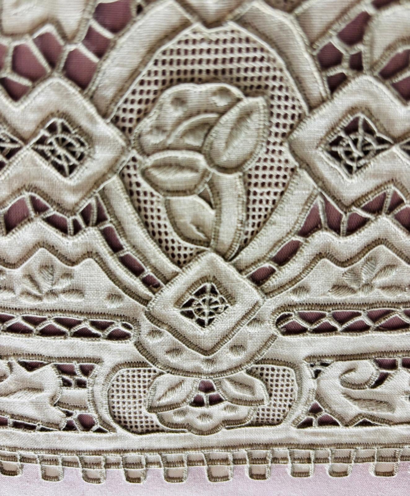 CENTRO ARREDO PURO LINO ECRU’ RICAMO INTAGLIO CM 36x70 ( barrette ).