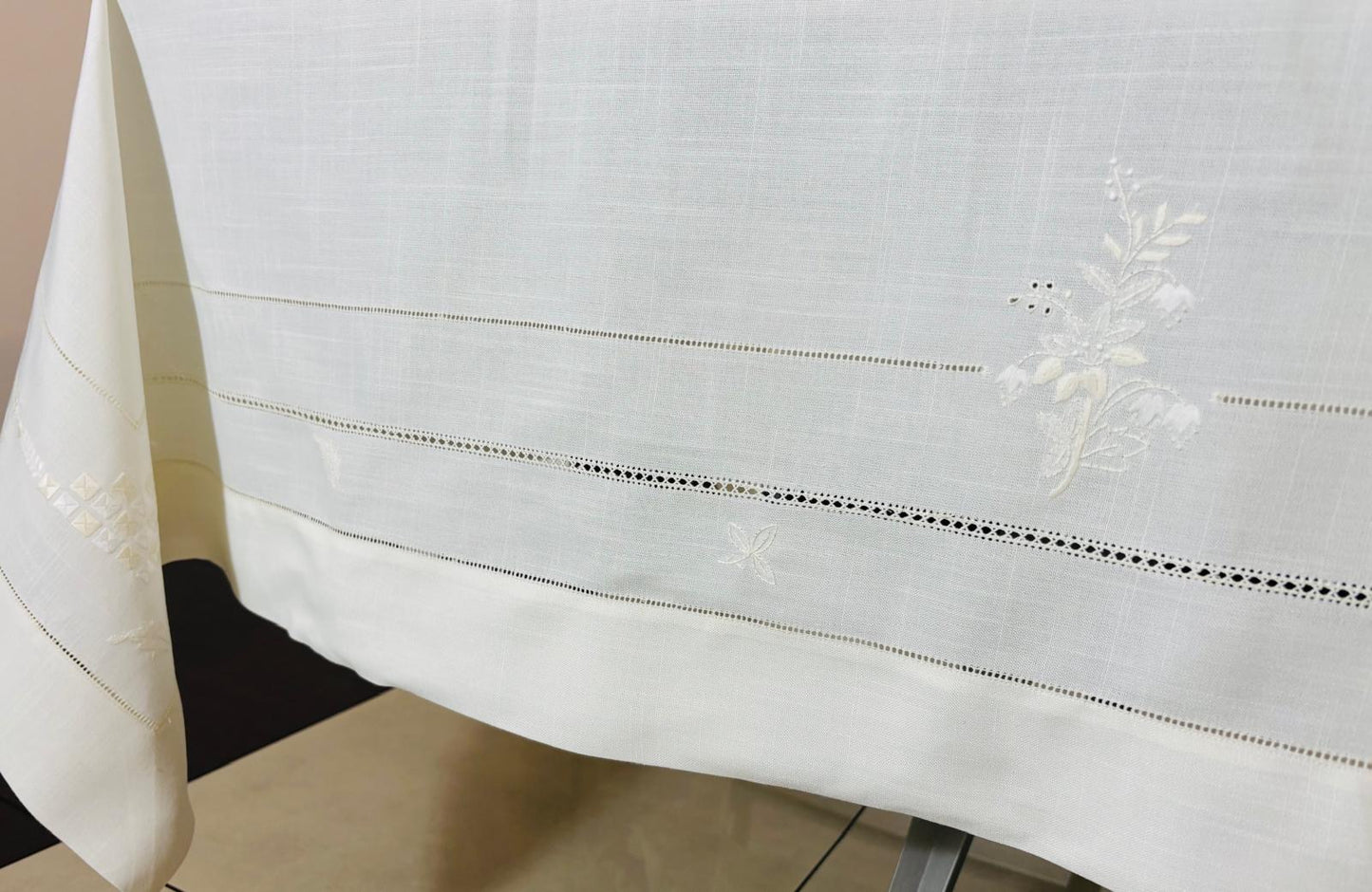 TOVAGLIA RETTANGOLARE MISTO LINO E POLIESTERE AVORIO RICAMO A MANO PUNTO PIENO CM 170x270 (D)