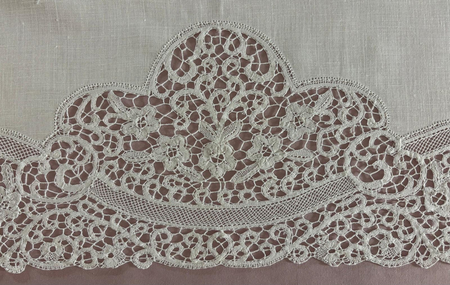TOVAGLIA QUADRATA PURO LINO BIANCO RICAMO A MANO E PIZZO BURANO CM 170x170  (BQ)