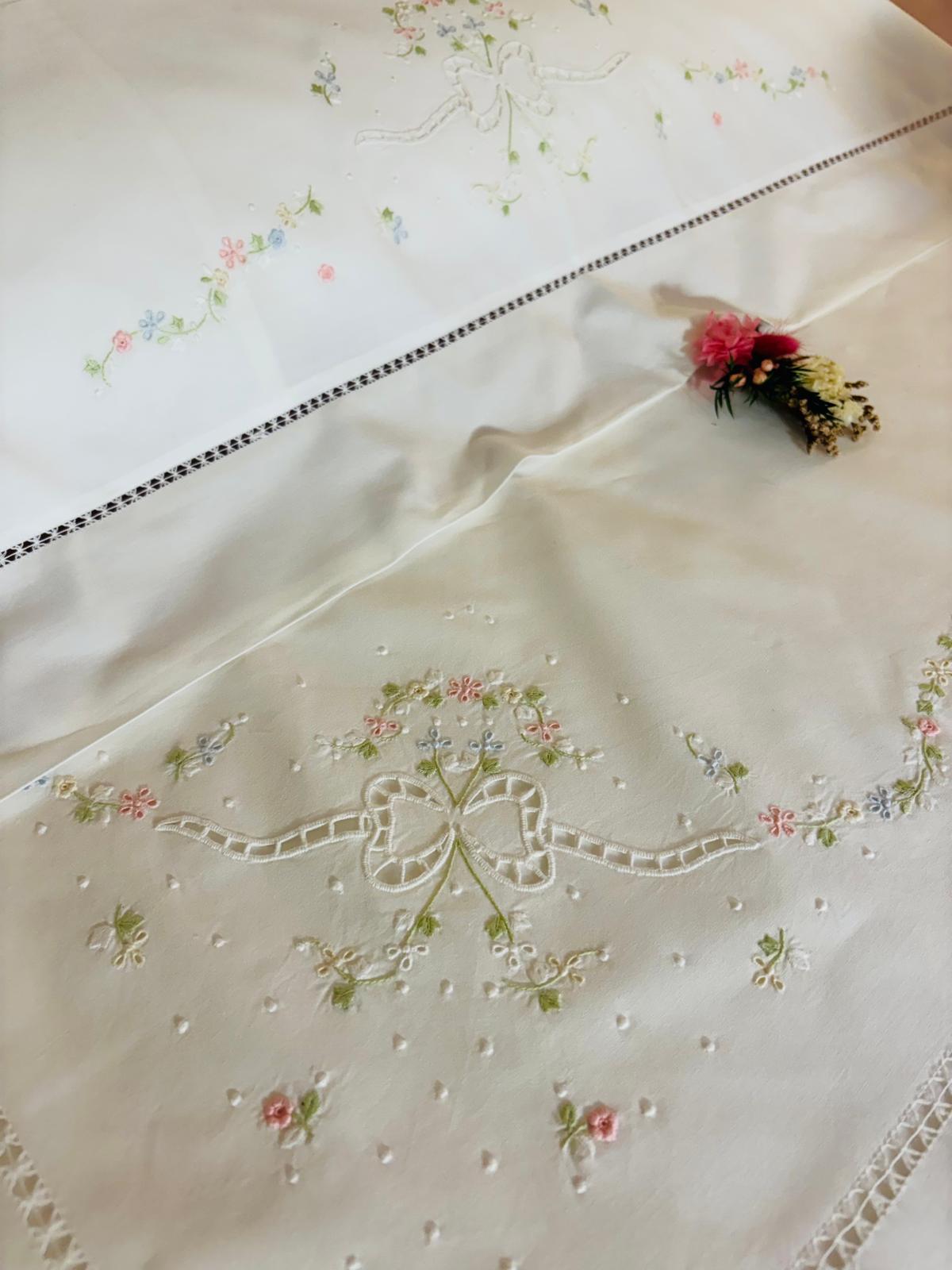 LENZUOLO COTONE PERCALLE RICAMO A MANO PUNTO PIENO E INTAGLIO BIANCO CM 270x290
