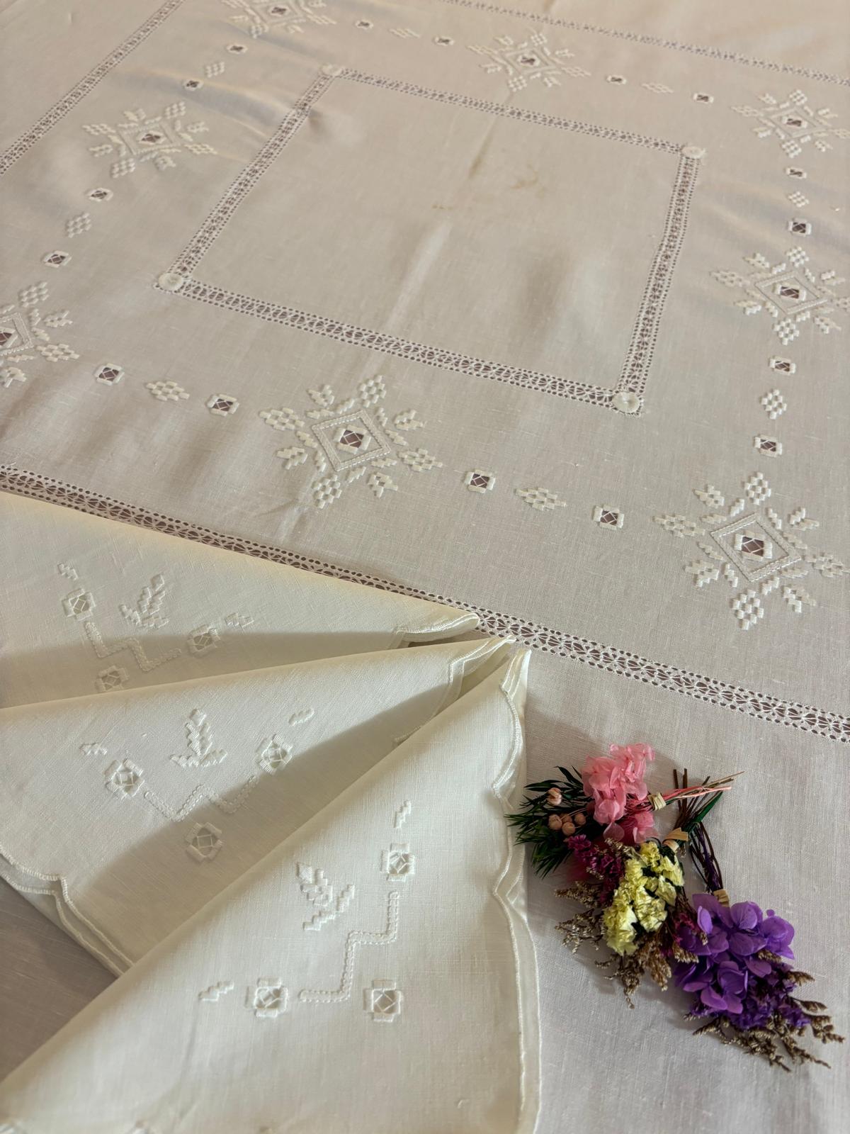 TOVAGLIA ROTONDA MISTO LINO E COTONE BIANCO RICAMO A MANO GEOMETRICO PUNTO PIENO DIAMETRO CM 170