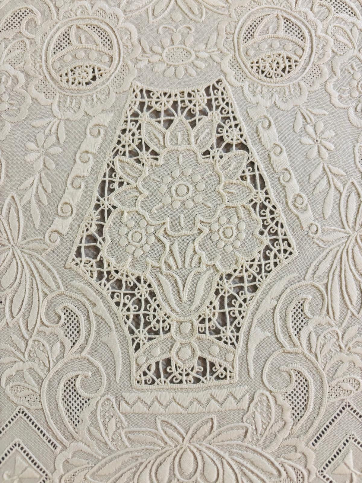 TOVAGLIA RETTANGOLARE PURO LINO BIANCO RICAMO A MANO PUNTO PIENO E INTAGLIO CM 165x257
( BR)